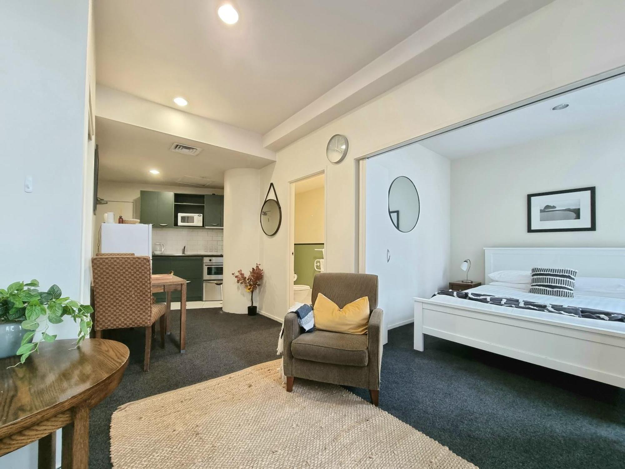 Urban Deco Apartment On Queen Street Auckland Cameră foto